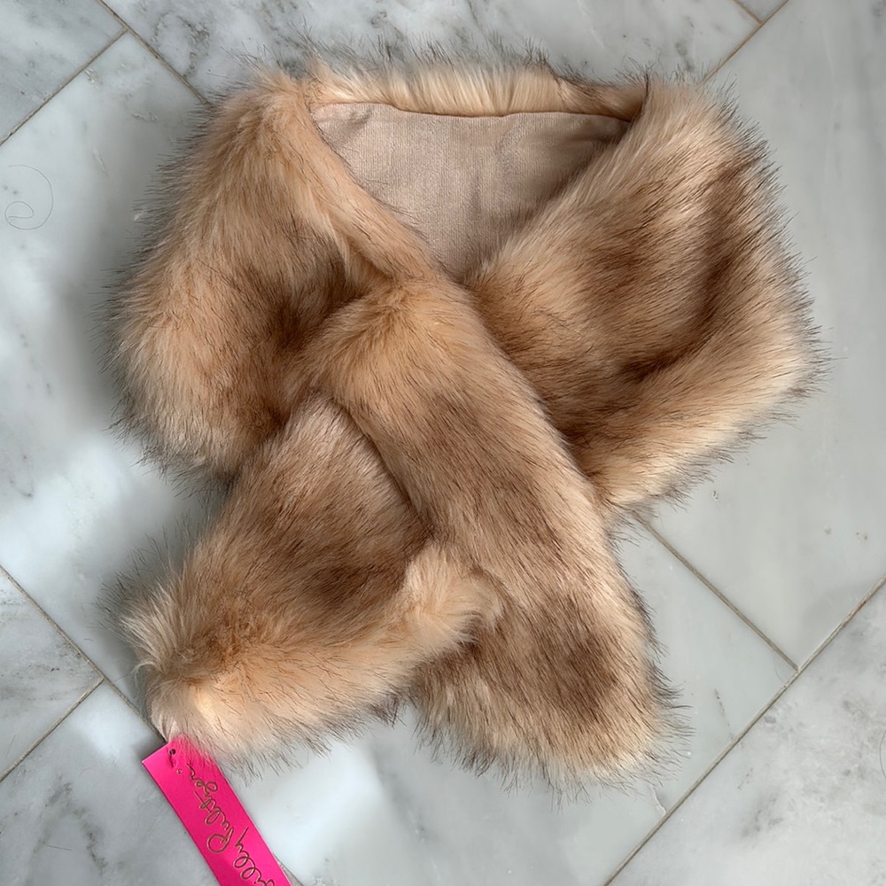NWT Lily Pulitzer “Ava” faux fur scarf color “natural” in Lilly store now @$98